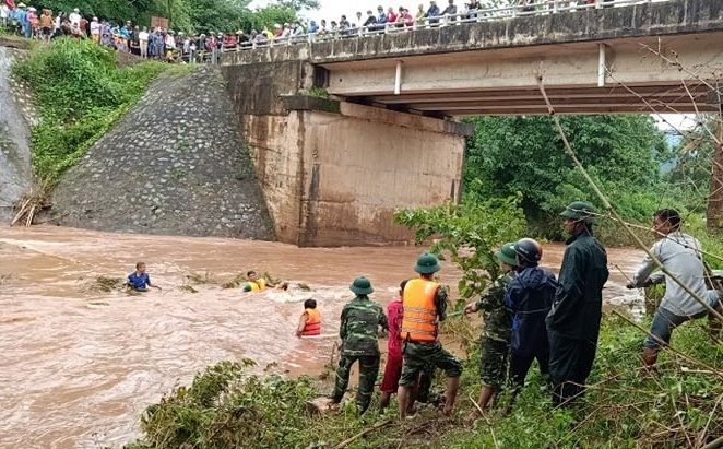 Hai vợ chồng ở Quảng Trị đi xe máy bị lũ cuốn trôi, người vợ mất tích Ảnh 2