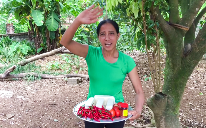 Bà Lý Vlog bị người xem tố không trung thực, lãng phí thức ăn Ảnh 2