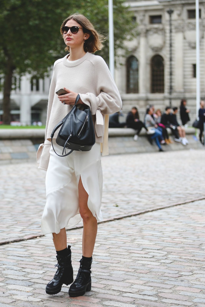 Diện váy silk lụa là hoàn toàn có thể mix với giày combat bình thường 