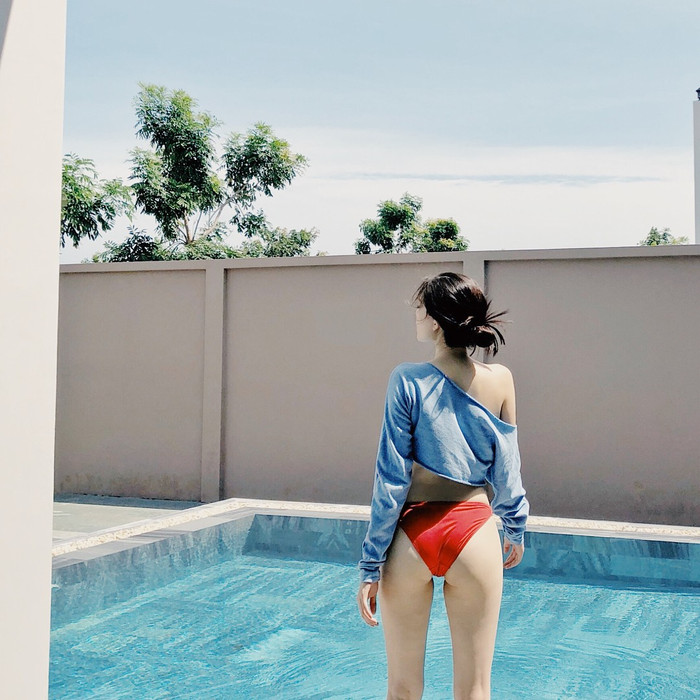 Trước khi chính thức công khai mối quan hệ với bạn trai Phillip Nguyễn, thỉnh thoảng cô nàng lại 'thả thính' trên mạng xã hội bằng những bức ảnh khoe dáng nóng bỏng như thế này