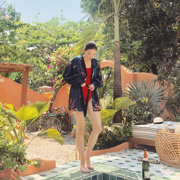 Đôi chân dài miên man và vóc dáng cân đối của Linh Rin khiến cô nàng vừa gợi cảm, vừa sang chảnh trong bộ bikini đỏ nổi bật