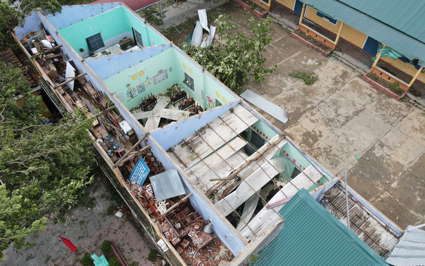 Bão số 5 làm tốc mái trường Tiểu học ở Huế, nhiều thiết bị hư hỏng nặng nề Ảnh 2