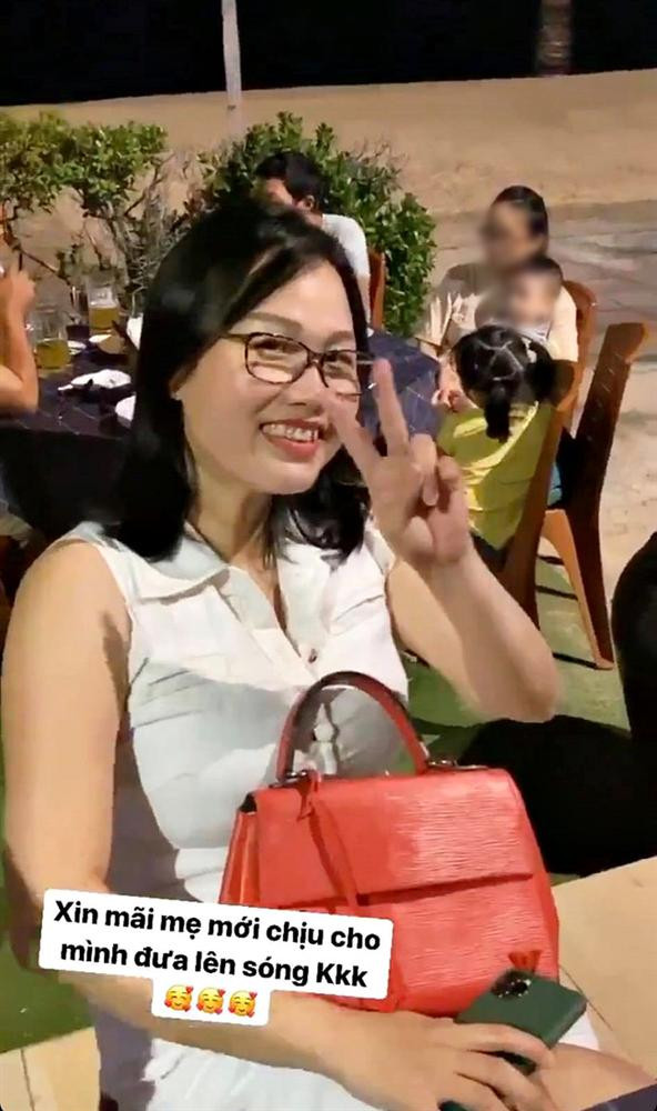 Mẹ ruột Huỳnh Anh cũng rất biết tạo dáng dễ thương 