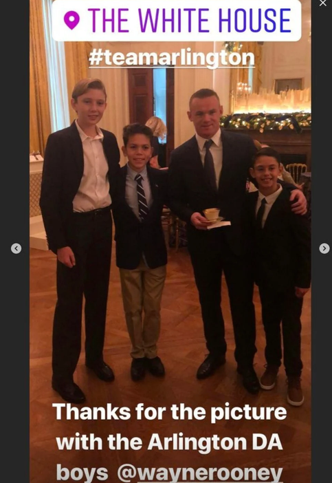 Barron đã làm quen với những cậu nhóc nhà Rooney, sau đó còn được chụp ảnh với thần tượng. 