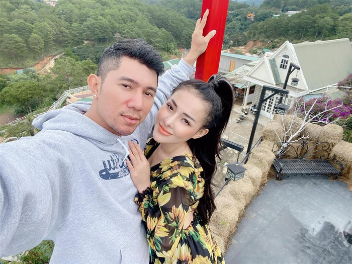 Chủ đề trong buổi livestream lần này của cặp đôi là 'đánh phấn hay đánh ghen'