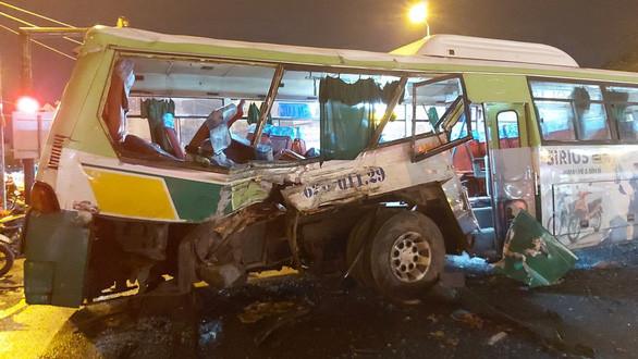 Xe buýt bị biến dạng sau cú va chạm mạnh. Ảnh: An Long/Tuổi Trẻ