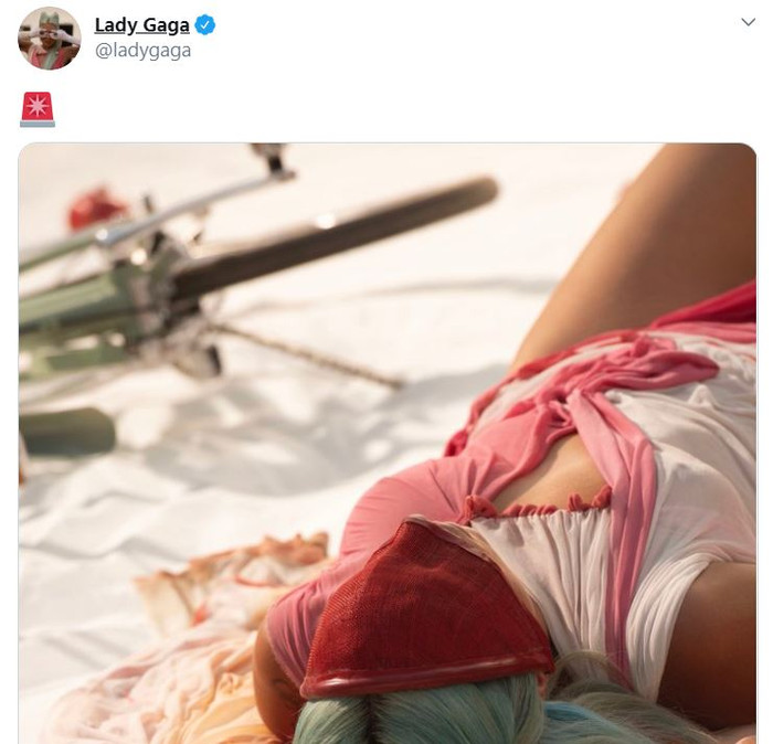 Trước đó, nữ nghệ sĩ cũng đã âm thầm báo hiệu về sự ra đời của MV này qua một bài viết ngụ ý trên MXH.