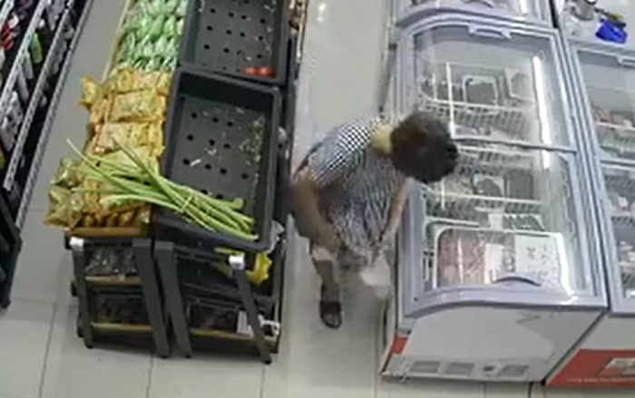 Clip: 'Nhón' 2 khay tôm sú tại siêu thị, người phụ nữ giấu luôn trong váy khiến nhiều người ngao ngán Ảnh 2