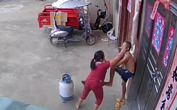 Con dâu thượng cẳng chân hạ cẳng tay với bố chồng, dùng gạch đập bình ga mặc kệ con trai đang gào khóc Ảnh 2