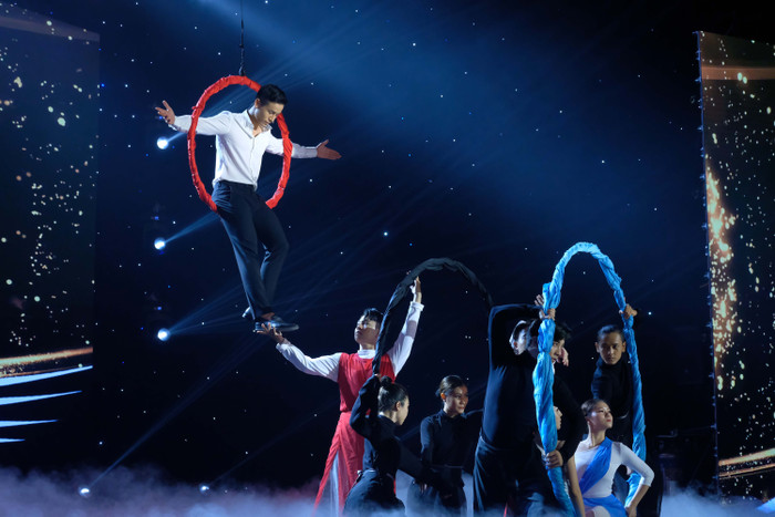 Chiếc vòng quá khứ nằm trong chiếc vòng hiện tại và chiếc vòng hiện tại nằm trong chiếc vòng tương lai, với ngụ ý mong muốn rằng cuộc sống của mình sẽ ngày càng được mở rộng