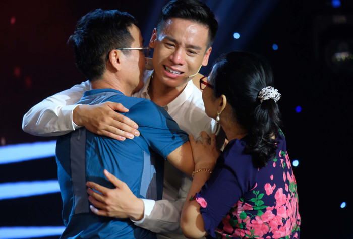 Đến cuối phần thi, Cao Xuân Tài không thể nén chặt cảm xúc trong lòng nữa mà cứ thế bật khóc ôm chặt bố mẹ ngay trên sóng truyền hình