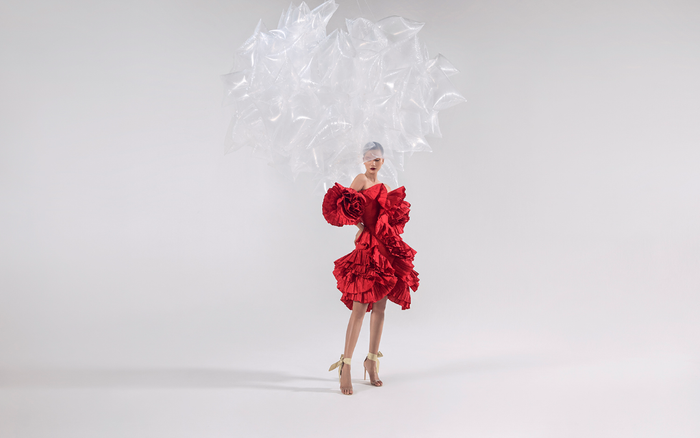 Rác thải 'hồi sinh' trong BST của NTK Trần Hùng tại London Fashion Week 2021 Ảnh 2