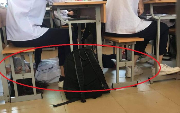 Mệt nhoài với những tiết học, nữ sinh trốn giáo viên với dáng ngủ 'bá đạo' ngay trong lớp khiến CĐM cười ngất Ảnh 2