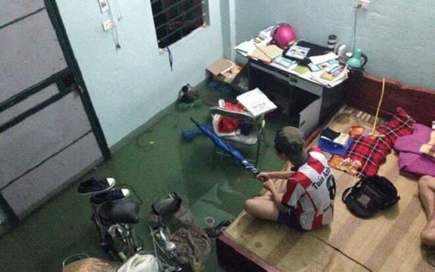Hậu cơn bão số 5, sinh viên Đà Nẵng 'dở khóc dở cười' với cảnh tượng tại phòng trọ: Nước ngập tận giường, gió cuốn bay mái nhà Ảnh 2