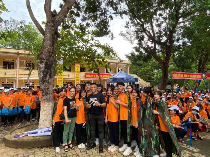 BTV Quang Minh cùng các bạn học sinh của trường đang chuẩn bị tập dợt cho các tiết mục sẽ diễn ra vào ngày mai 20/9, hứa hẹn một điểm cầu sôi động và đầy náo nhiệt, qua đó tiếp thêm sức mạnh cho thí sinh Văn Ngọc Tuấn Kiệt