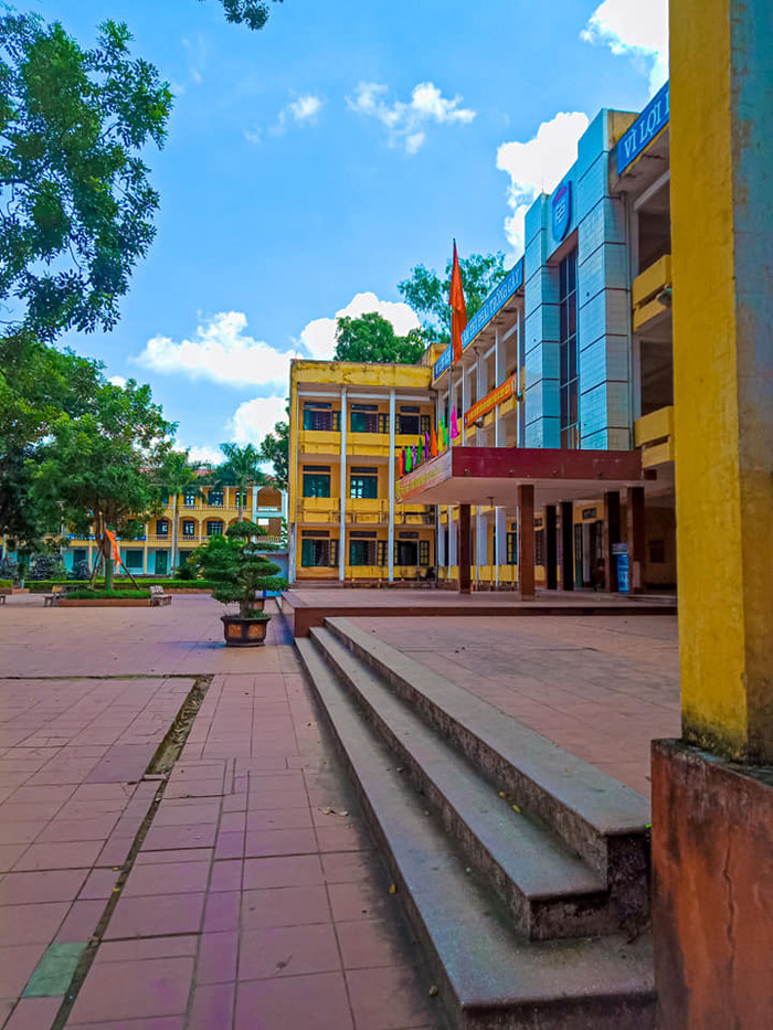 Loạt ảnh khuôn viên trường THPT Phú Bình đẹp lung linh với màu vàng chủ đạo, cây xanh phủ bóng mát khắp nơi Ảnh 20