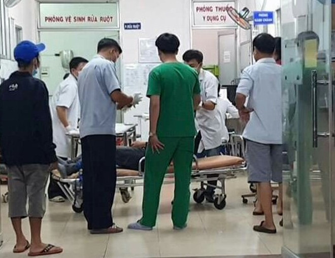 Nạn nhân được đưa đến bệnh viện để cấp cứu. Ảnh: CAND