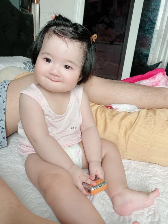 Được biết, cháu gái Ngọc Trinh có tên gọi thân mật là Sarah, là con của chị gái cô với người chồng thứ hai. Cô bé chào đời vào tháng 12/2019, hiện tại, được 9 tháng tuổi