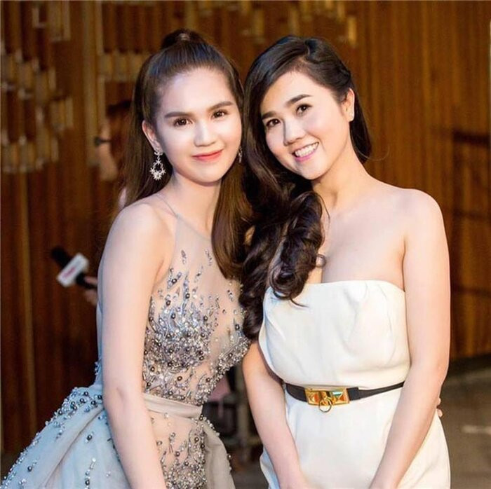 Không ít khán giả cho rằng, gia đình Ngọc Trinh đúng là có gen trội khi hai chị em đều sở hữu nhan sắc xinh đẹp cùng body gợi cảm đâu ra đấy.