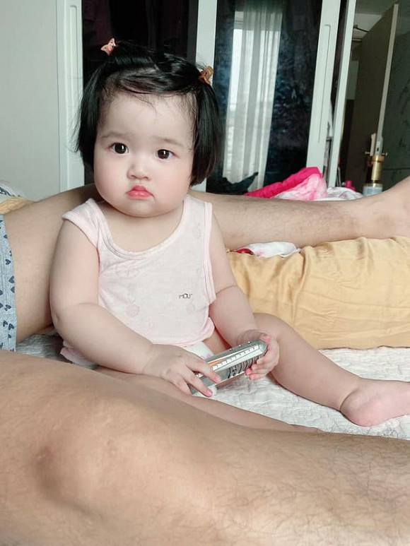 Có thể thấy cô bé sở hữu đôi mắt to tròn cùng làn da trắng hồng được thừa hưởng từ mẹ và dì Ngọc Trinh 