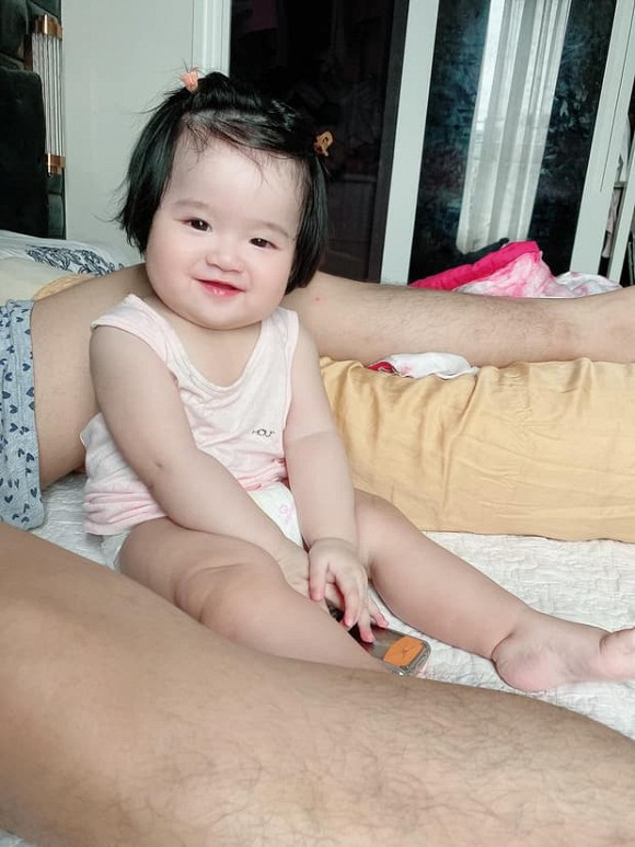 Vẻ bụ bẫm đáng yêu của bé Sarah khiến ai nhìn cũng muốn cưng nựng