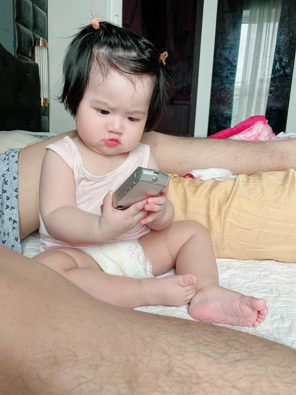 Đặc biệt, tuy chỉ mới 9 tháng tuổi nhưng cháu gái Ngọc Trinh đã có đôi chân thon dài, nhiều người dự đoán trong tương lai cô bé có thể cũng sẽ trở thành người mẫu như dì của mình