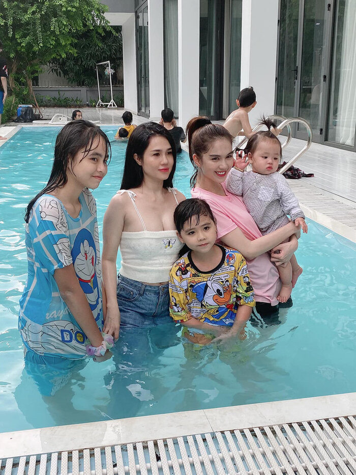 Có thể thấy, dù đã là 'mẹ bỉm sữa' nhưng chị gái Ngọc Trinh vẫn sở hữu nhan sắc xinh đẹp mặn mà và vóc dáng nuột nà, bốc lửa không kém em gái