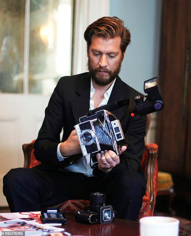 Chân dung nhiếp ảnh gia Jonathan Leder - người đã có những  hành vi sàm sỡ chân dài Emily trong suốt buổi chụp hình