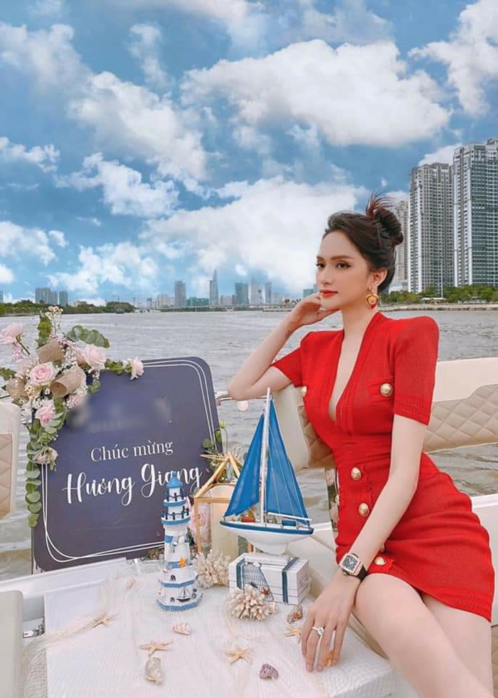 Chiếc váy mang sắc đỏ rực rỡ, có đường xẻ sâu khoe khéo thềm ngực gợi cảm cùng đôi chân dài là bộ cánh người đẹp chọn lựa trong chuyến hẹn hò trên du thuyền gần đây.  