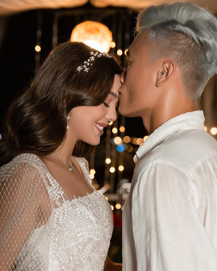 Thủ môn Bùi Tiến Dũng diện đồ đôi, tình tứ bên bạn gái Tây ở nhà riêng Ảnh 8