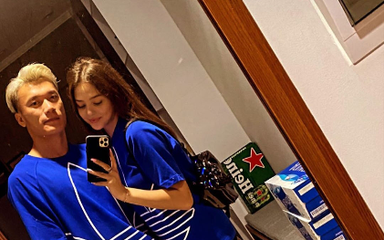 Thủ môn Bùi Tiến Dũng diện đồ đôi, tình tứ bên bạn gái Tây ở nhà riêng Ảnh 2