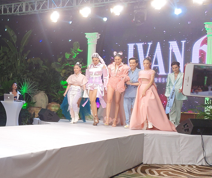 Ngoài ra, Ali Hoàng Dương cũng thể hiện những bước catwalk khá điêu luyện, màn trình diễn 'trái ngành' khiến nhiều khán giả thích thú. 