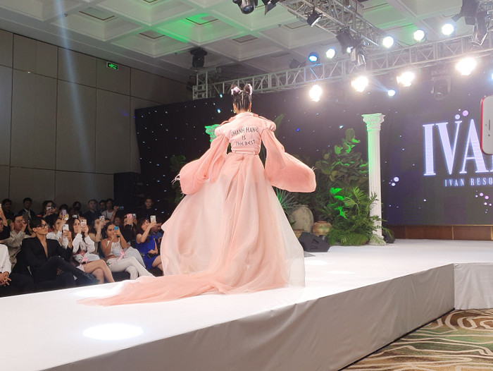 Phía sau lưng của trang phục thêu dòng chữ 'Thanh Hằng is the best' - tạm dịch là Thanh Hằng mãi tuyệt vời!