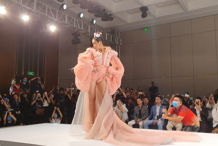 Thần thái đỉnh cao khiến bao người choáng ngợp. 