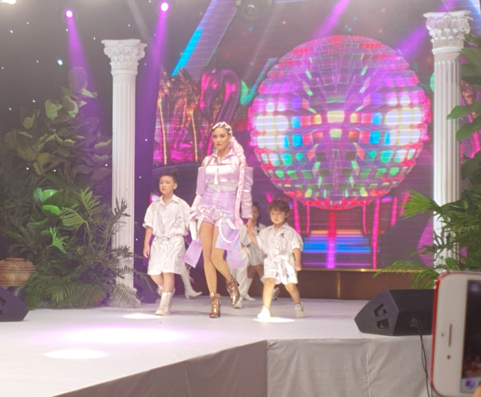 Từ sau khi kết hôn, Lan Khuê dành thời gian cho gia đình và thiên chức làm mẹ, hiếm hoi lắm mới xuất hiện tại các sự kiện hay trên sàn diễn.