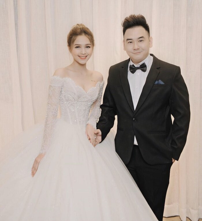 Được biết, Xemesis là anh họ của vợ chồng Diệp Lâm Anh, từng đi du học ở London và khiến nhiều người trầm trồ khi sở hữu chiếc BMW I8 có giá hơn 7 tỷ cùng nhiều đồng hồ tiền tỷ.