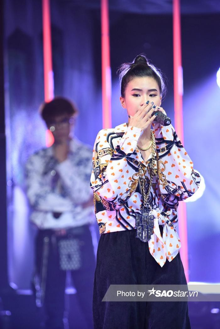 .....cho đến những trang phục hip hop trẻ trung đúng với số tuổi của cô nàng