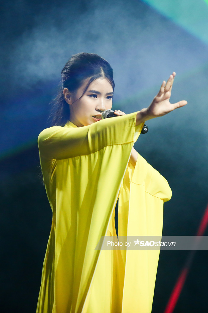 Ngân vang từ ca khúc gốc Việt Nam Ơi, cô nàng rapper ngổ ngáo ngày nào nay đã nữ tính vô cùng trong bộ áo dài đậm truyền thống phụ nữ người Việt