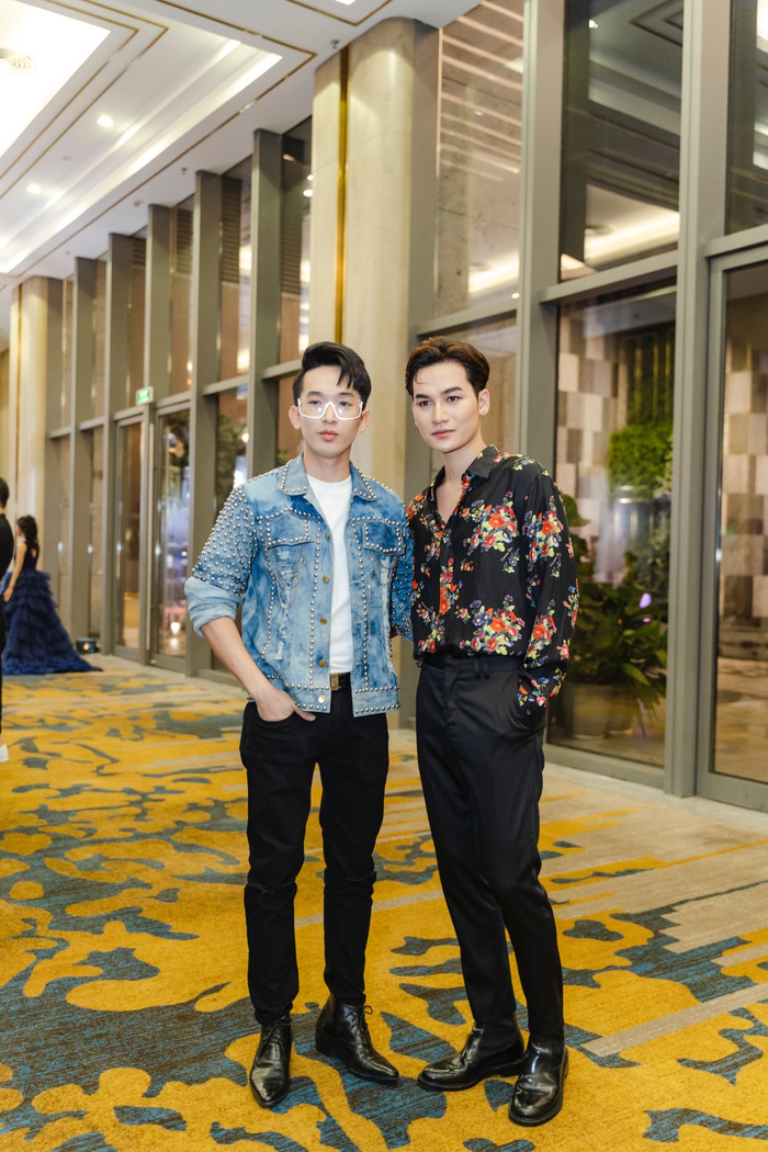 Ali Hoàng Dương với áo sơ mi đen kết hợp với họa tiết hoa sắc màu nổi bật.