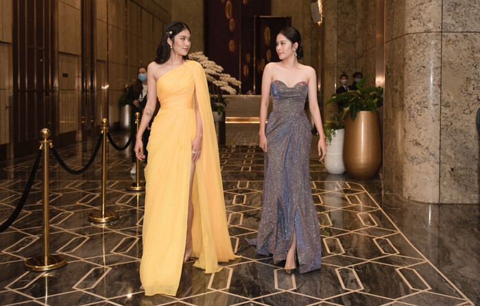 Cặp đôi người mẫu song sinh Nam Anh - Nam Em cũng “bất chấp” trời mưa gió đến dự show thời trang của NTK Ivan Trần. Cả 2 đều khoe sắc vóc đáng ngưỡng mộ trong những thiết kế tưởng chừng “không thể xẻ cao hơn nữa”.