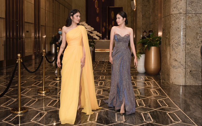 Mặc mưa như trút, Nam Anh, Nam Em vẫn diện đầm xẻ, khoe trọn chân dài đi xem show thời trang Ảnh 2