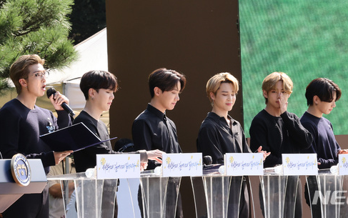 BTS trở thành 'hắc kỵ sĩ' tại Nhà xanh của Tổng thống Hàn Quốc Ảnh 2