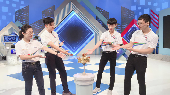 Cả 4 thí sinh đều hào hứng trước giờ diễn ra trận chung kết Đường lên đỉnh Olympia năm thứ 20. Ảnh: Fanpage Đường lên đỉnh Olympia