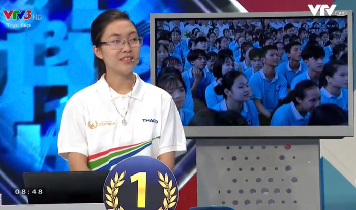 Nữ sinh Thu Hằng đã quyết định nhấn chuông xin trả lời ô chữ ở phần thi Vượt chướng ngại vật dù chỉ mới mở ra được một góc hình ảnh gợi ý. Ảnh chụp màn hình