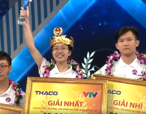 Khoảnh khắc nữ sinh Thu Hằng bước lên bục cao nhất tại Đường lên đỉnh Olympia năm thứ 20. Ảnh chụp màn hình