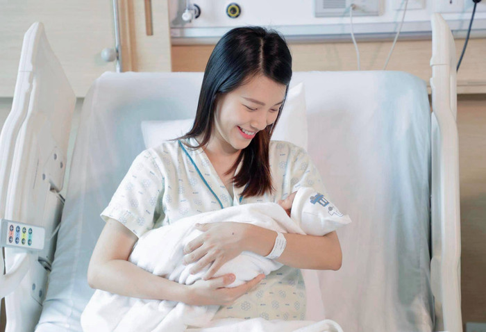 Thậm chí cô phải sinh con một mình mà không có ông xã ở bên