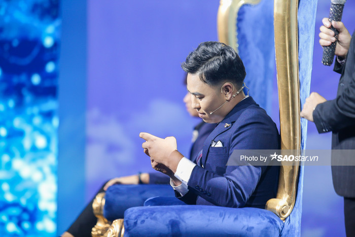 Đình Tuấn say sưa xem hình chụp bàn tay Bích Trâm