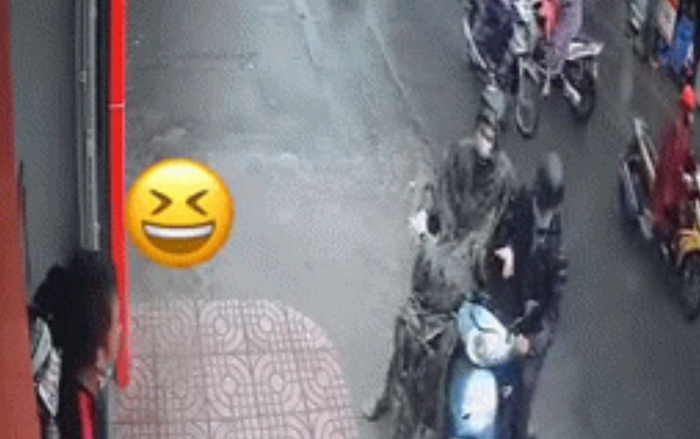 Xảy ra va chạm giao thông dưới trời mưa lớn, 2 nam thanh niên có màn ứng xử khiến nhiều người thích thú Ảnh 2