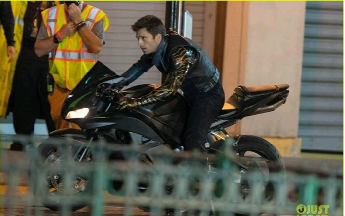 'The Falcon and the Winter Soldier': Rò rỉ loạt ảnh trên xe moto cực ngầu của Sebastian Stan Ảnh 2