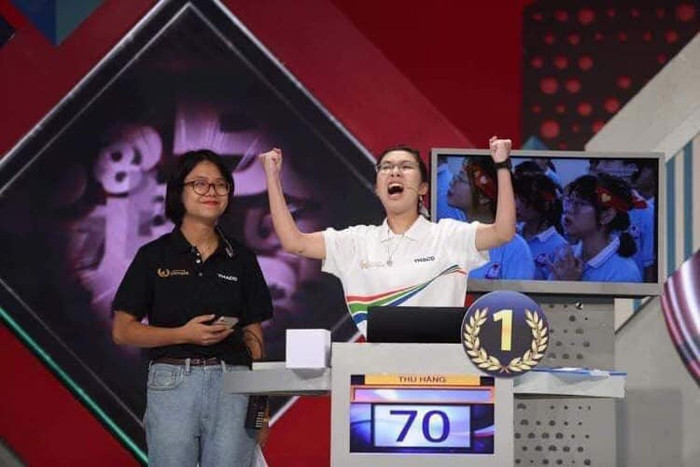 Thu Hằng cùng người hỗ trợ nữ sinh (áo đen đứng phía sau) trong trận chung kết sáng ngày 20/9. Ảnh: Facebook Ly Pham Phuong